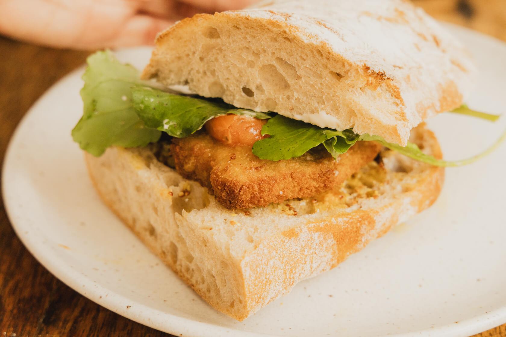 Sanduba de filé de frango empanado Incrível! com tomatinhos