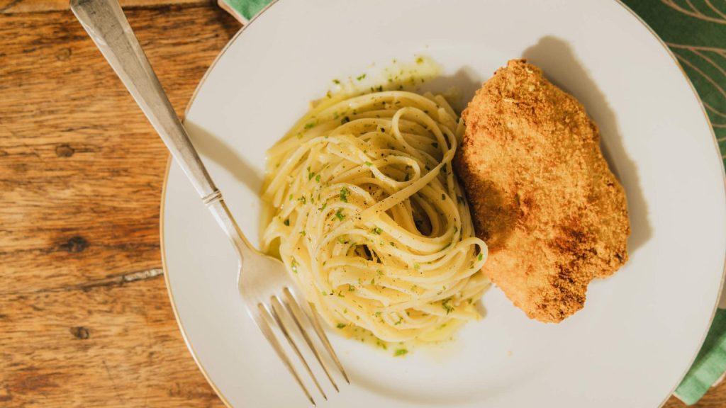 Filé de Frango Empanado e Linguine al Limone