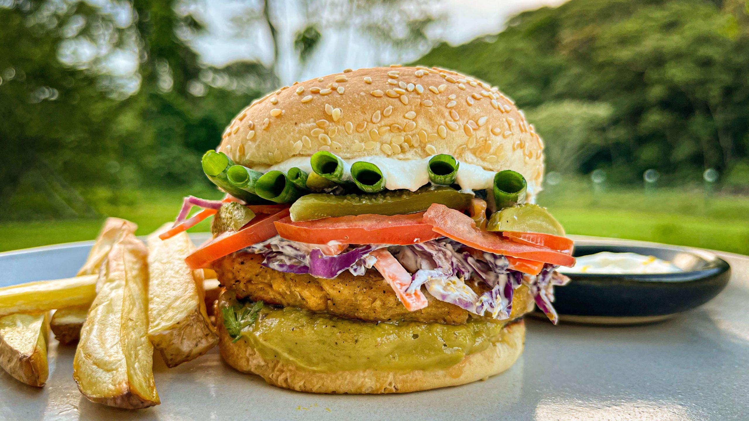 Hambúrguer de frango vegetal com maionese de limão siciliano