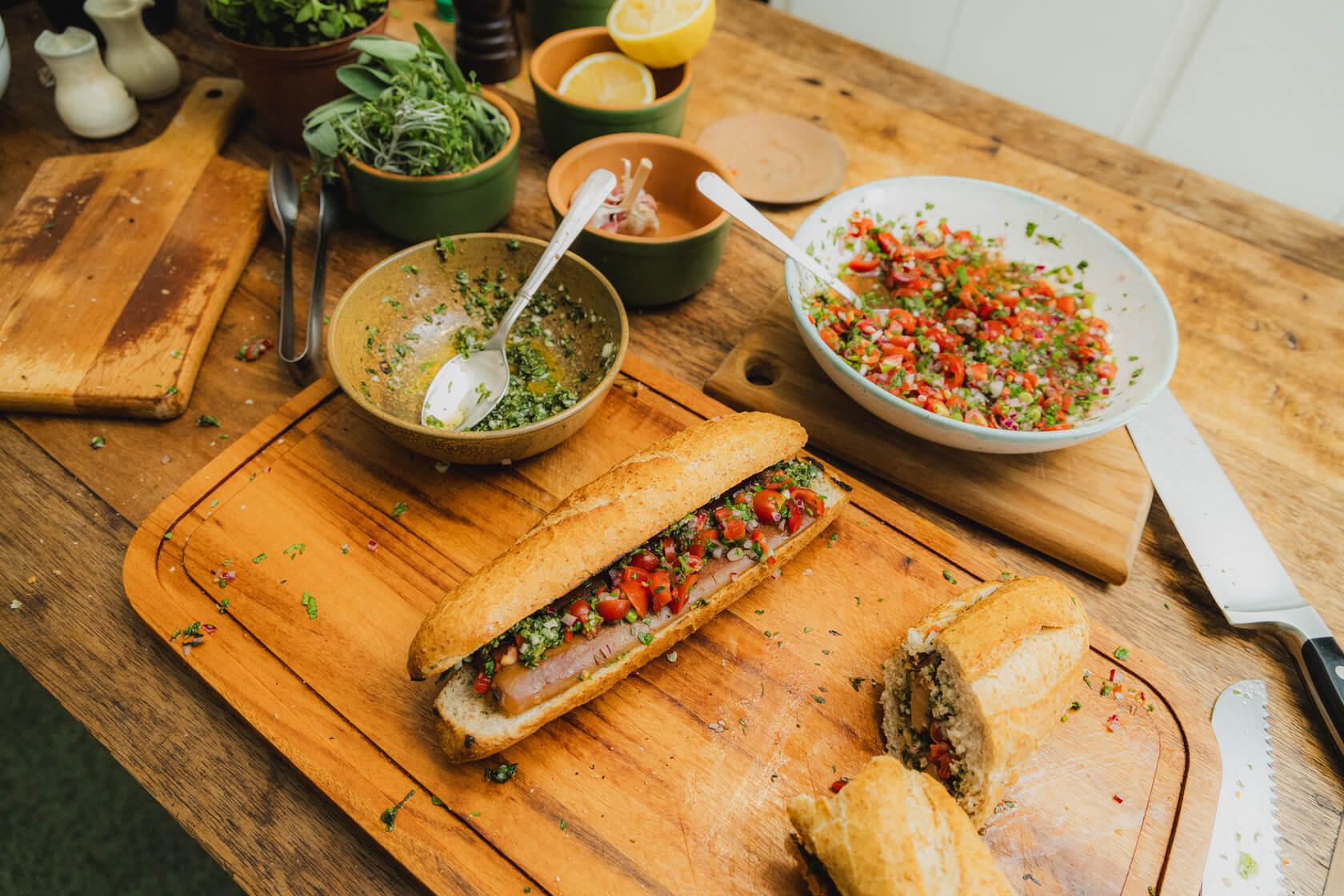 Choripan de salsicha com chimichurri